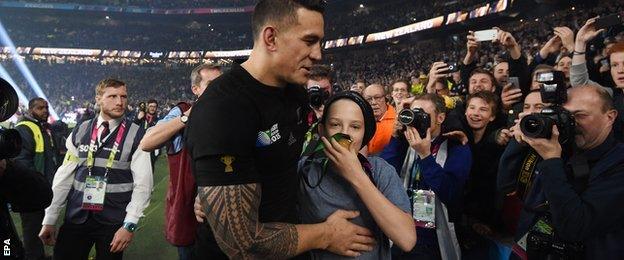 Sonny Bill Williams gives away medal