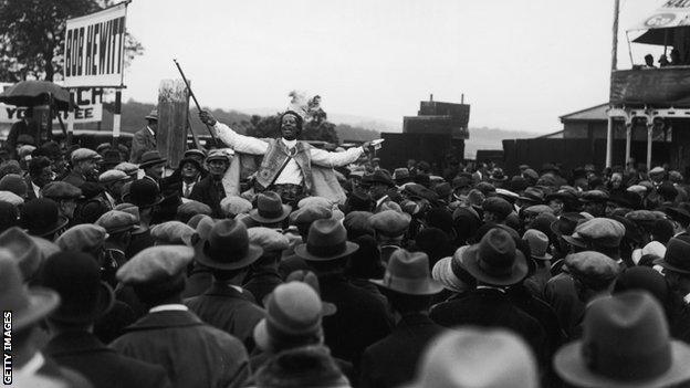 Monolulu addresses racegoers, circa 1927