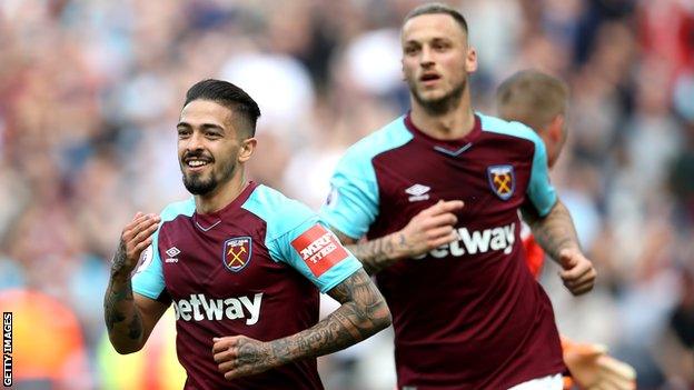 Manuel Lanzini celebrates