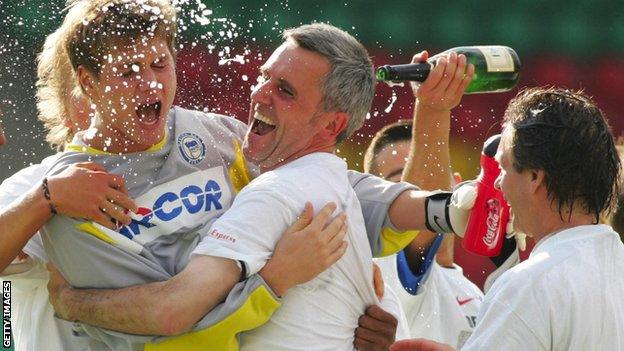 Football: A-Juniors Club Cup Final 03/04, Berlin; Hertha BSC Berlin - SGV Freiberg Neckar 5: 0; Goalkeeper Nico PELLATZ and coach Dirk SCHLEGEL / Hertha cheer about winning the A-Juniors Club Cup 28.05.04. (Photo by Andreas Rentz / Bongarts / Getty Images)