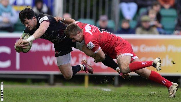 Robin Wedlake scores for Cornish Pirates