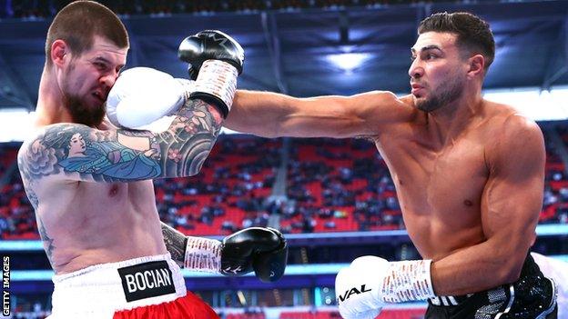 Tommy Fury punches Daniel Bocianski