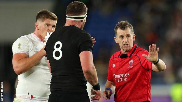 Referee Nigel Owens talks to Kieran Read of New Zealand and Owen Farrell of England