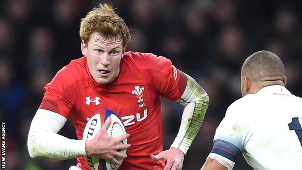 Rhys Patchell takes on the England defence