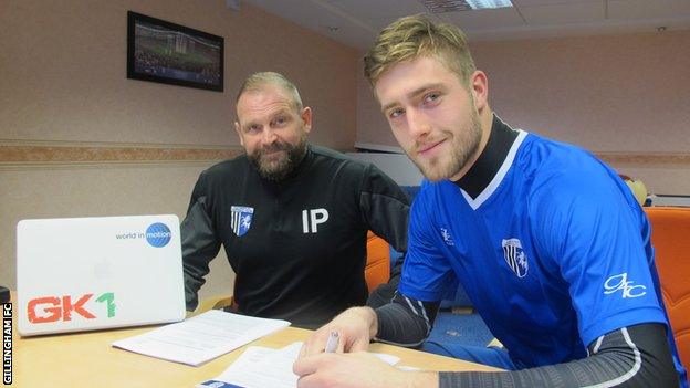 Tomas Holy signs contract at Gillingham