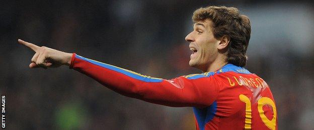 Fernando Llorente playing for Spain