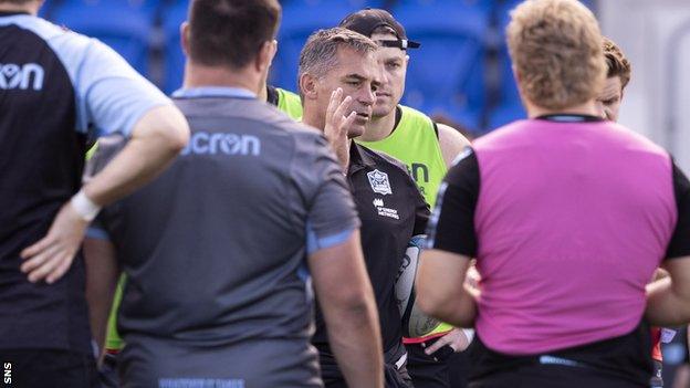 Franco Smith with his Glasgow Warriors players