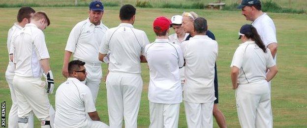 Coach Martin Collis talks to the Warwickshire team