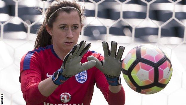 Lizzie Durack training with the England squad in 2017