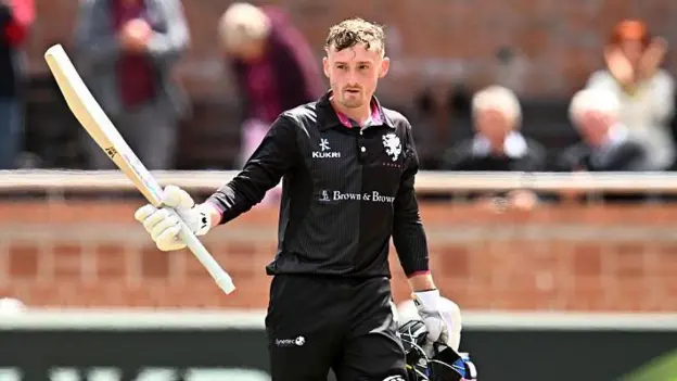 Goldsworthy extiende su acuerdo con Somerset hasta 2028.