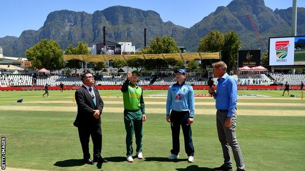 Eoin Morgan and Quinton de Kock at coin toss in 2019