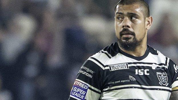 Sika Manu looks around the field for Hull FC