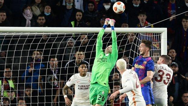 Galatasaray keeper Inaki Pena denies Barcelona