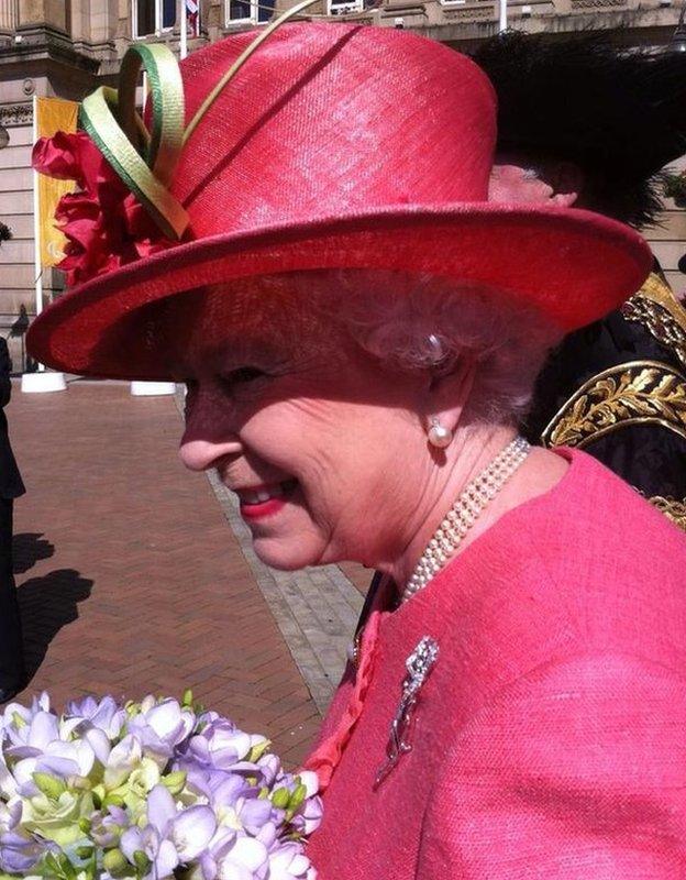 The Queen in pink hat