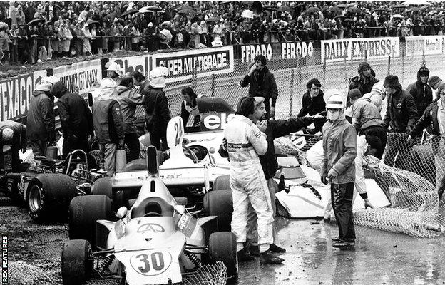 Crashed cars at the 1975 race