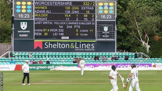 Worcestershire piling up the runs against Leicestershire at New Road