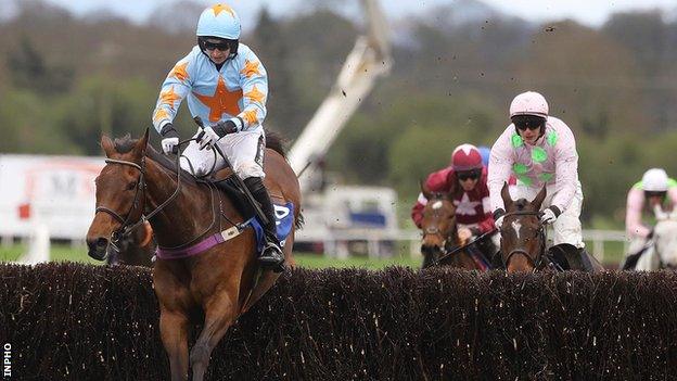 Un De Sceaux jumps the last well clear of Douvan