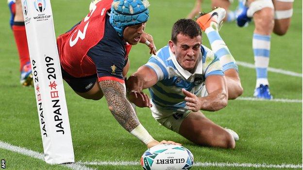 Jack Nowell scores for England against Argentina