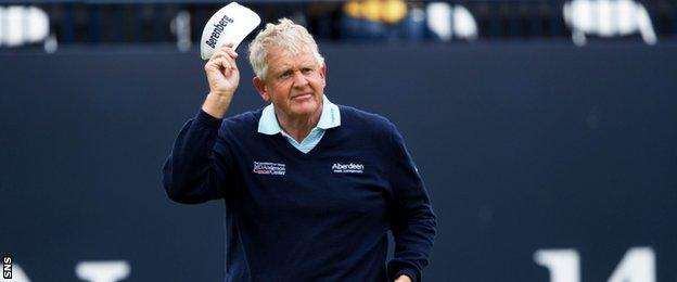 Colin Montgomerie salutes the Open crowd on the 18th green at Troon