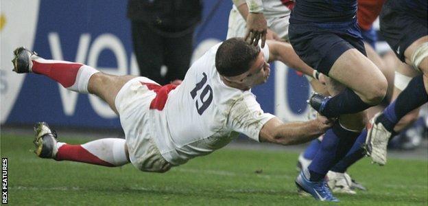 Jo Worsley tackles France winger Vincent Clerc