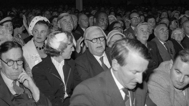 Roedd T H Parry Williams, Cynan, Aneurin Bevan a Paul Robeson ymhlith y dorf yng nghymanfa ganu Eisteddfod Glyn Ebwy 1958