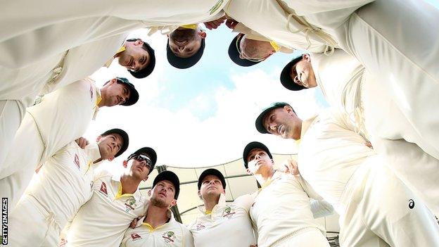 Australia get in a huddle before taking to the field for England's second innings