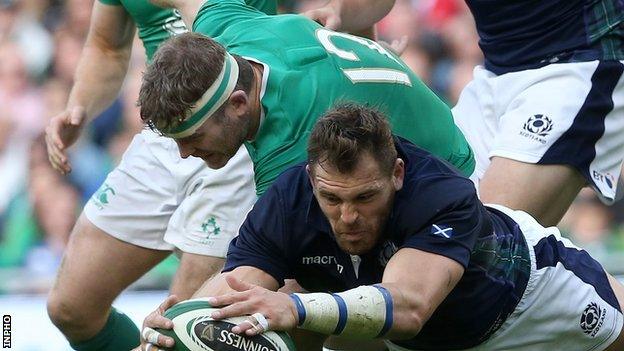 Gordon D'Arcy in action against Sean Lamont at the Aviva Stadium