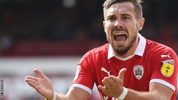 Tom Bradshaw in action for Barnsley