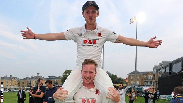 Simon Harmer gives Jamie Porter a lift