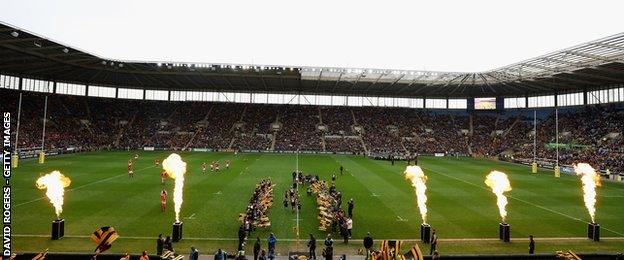 Kick-off had to be delayed by 15 minutes as a capacity 32,000 crowd squeezed into the Ricoh Arena