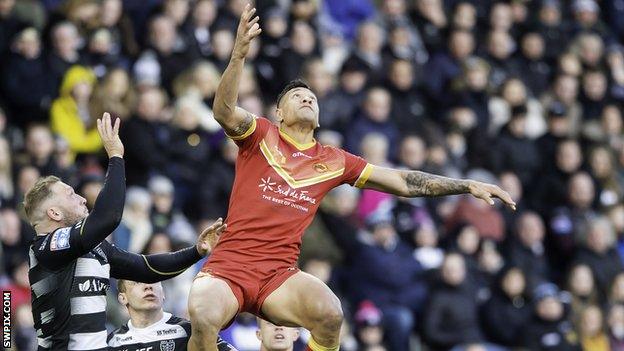 Israel Folau rises to catch a short restart