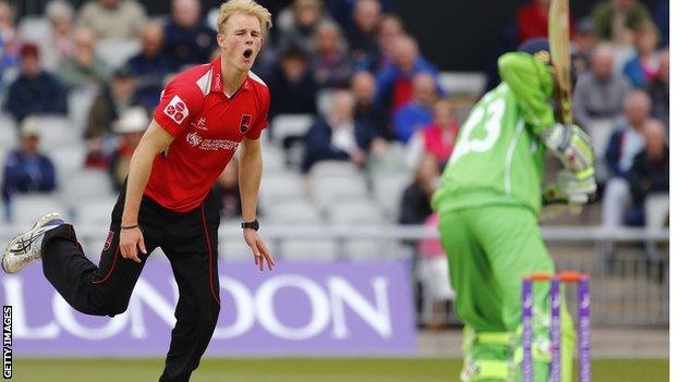 Zak Chappell bowling for Leicestershire