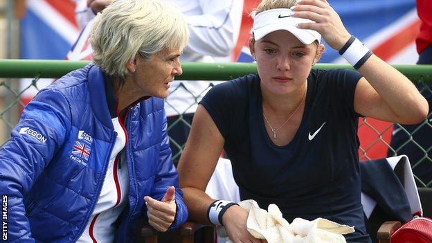 Murray advises teenager Katie Swan during the tie with Belgium