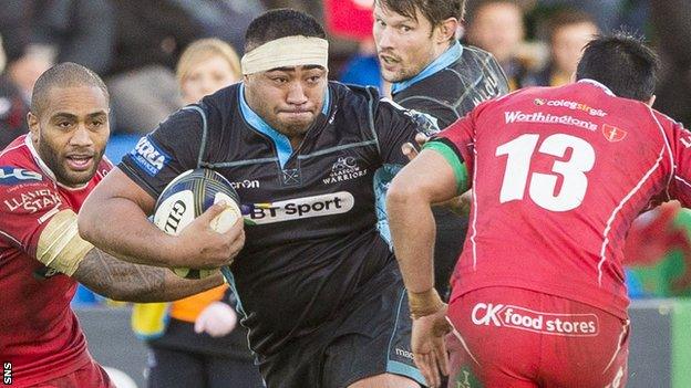 Sila Puafisi (centre) in action for Glasgow Warriors