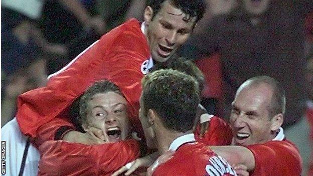 Manchester United celebrate winning goal in 1999 European cup final