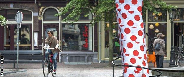 The trunk of a tree in Utrecht is covered in a polka dot pattern