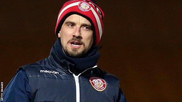 Mark Sampson speaks to Stevenage players