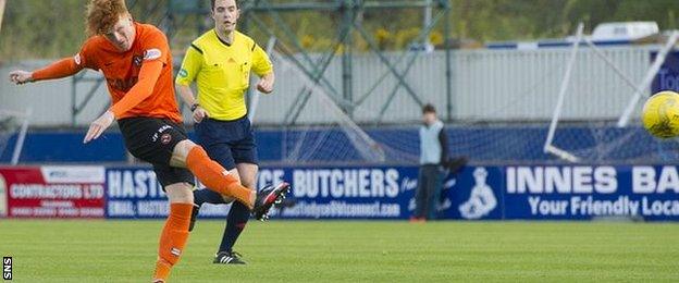 Simon Murray lets fly to score the opener for Dundee United