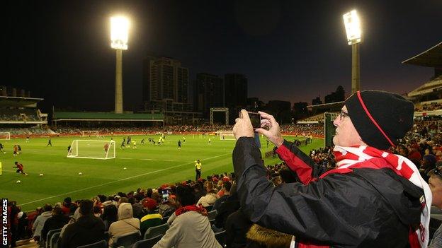 Manchester United fans at training session in Perth