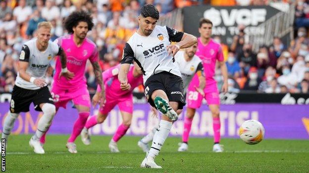 Carlos Soler (centre)