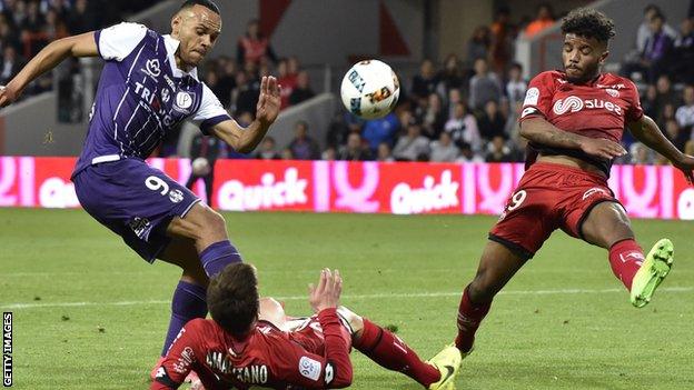 Martin Braithwaite (left) gets a shot away for Toulouse