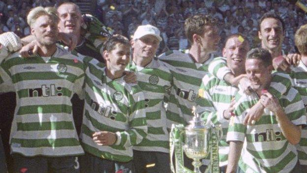 Celtic celebrate winning the Scottish Cup in 2001