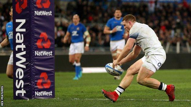 Sam Simmonds scores for England