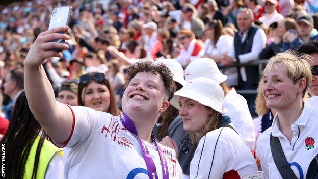 England prop Hannah Botterman takes a selfie win fans