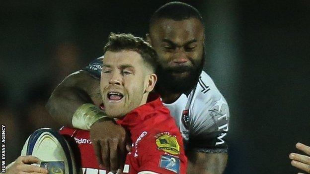 Semi Radradra tackles Gareth Davies