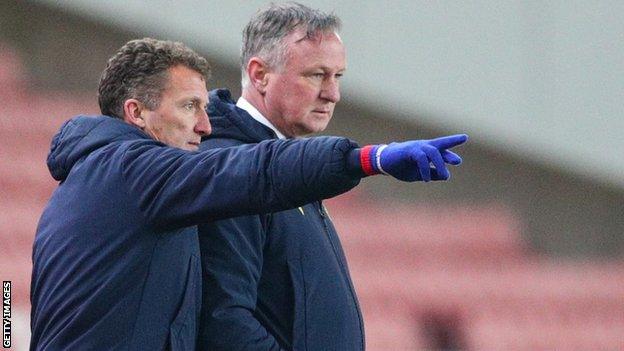 Billy McKinlay (left) in conversation with Stoke boss Michael O'Neill