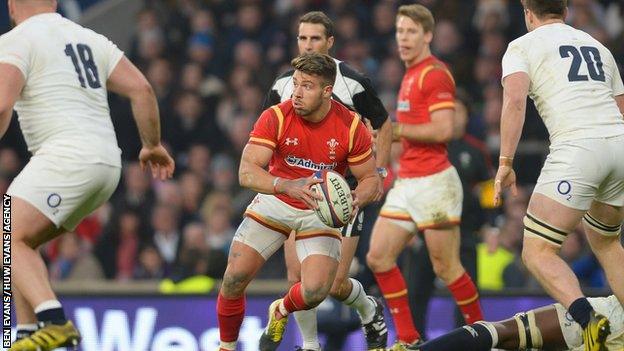 Rhys Webb playing against England at Twickenham