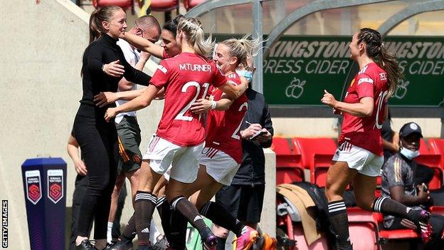 Man Utd players celebrating with Casey Stoney