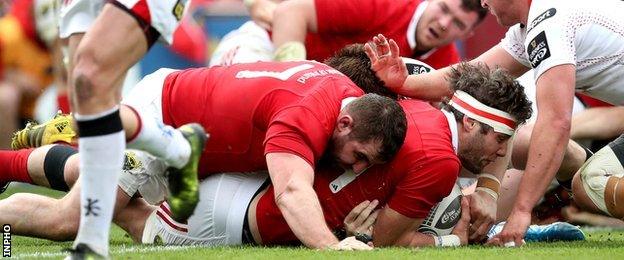 Dave O'Callaghan's touches down for Munster's all-important third try, supported by James Cronin