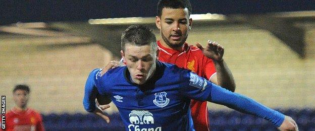 George Green holds off Kevin Stewart of Liverpool Under-21s with Everton